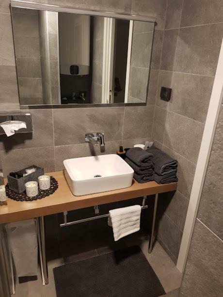 Apartman Vip, With Free Garage Parking พูลา ภายนอก รูปภาพ